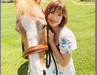 A child hugging a horse  Description automatically generated with medium confidence